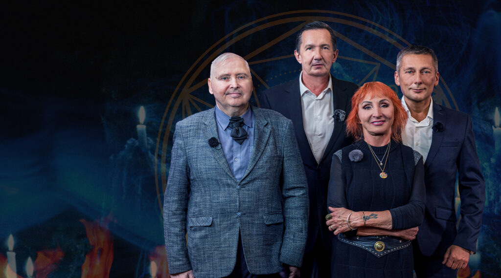 ekstrasensu issukio taryba stovinti juodame fone, trys vyrai ir viena moteris