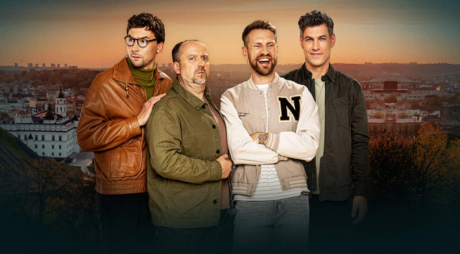 Filmo „Lažybos tarp draugų“ plakatas – keturi vyrai stovi kartu