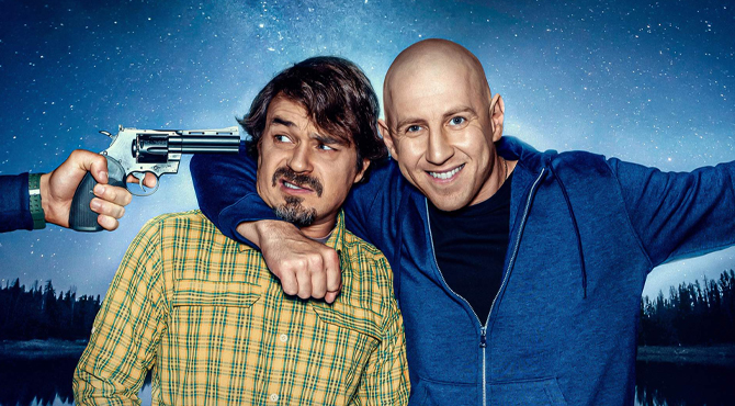 Lietuviško filmo „Naktinė žvejyba“ plakatas – du vyrai, o į vieną iš jų nukreiptas ginklas