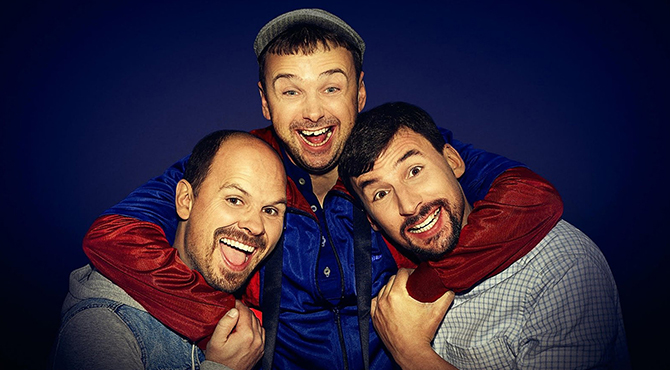 Lietuviško filmo „Reemigrantai“ plakatas – trys vyrai apsikabinę