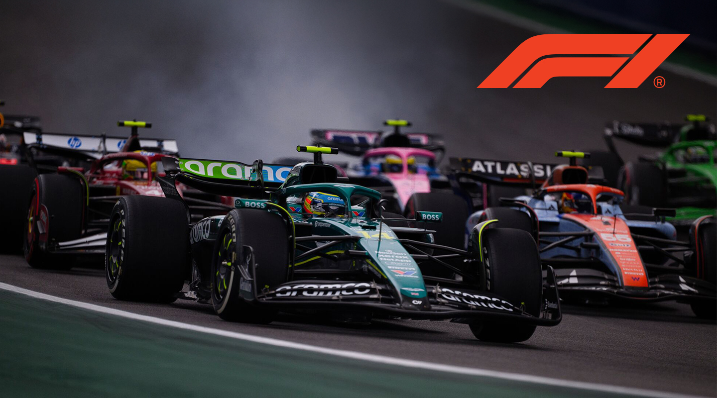 Formulės 1 lenktyninis automobilis juodame fone