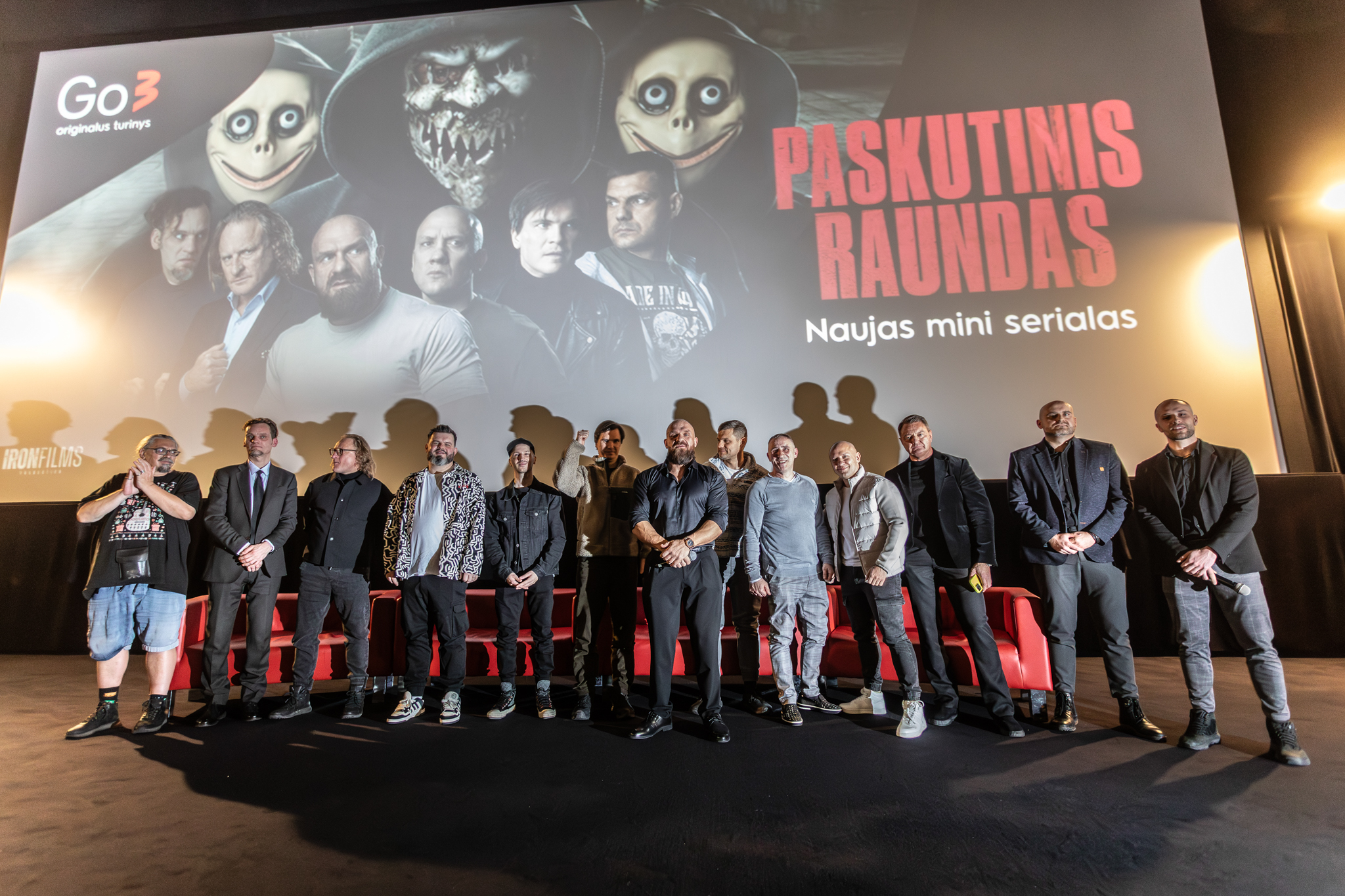 žmonės serialo premjeroje už jų didelis kino ekranas