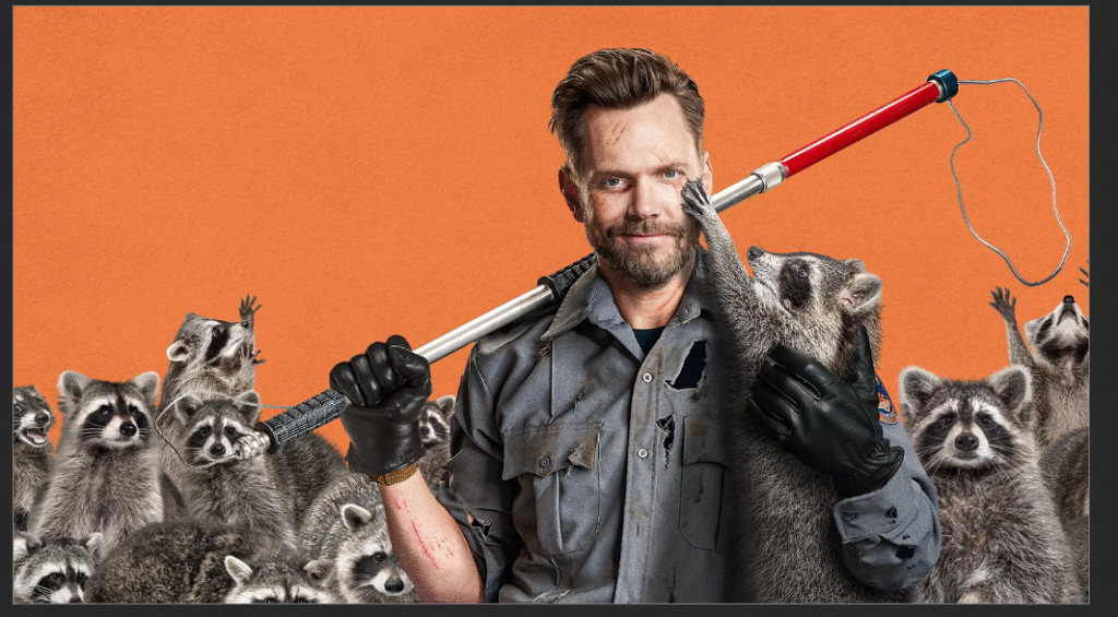 vyras stovi su meškėnais oranžiniame fone