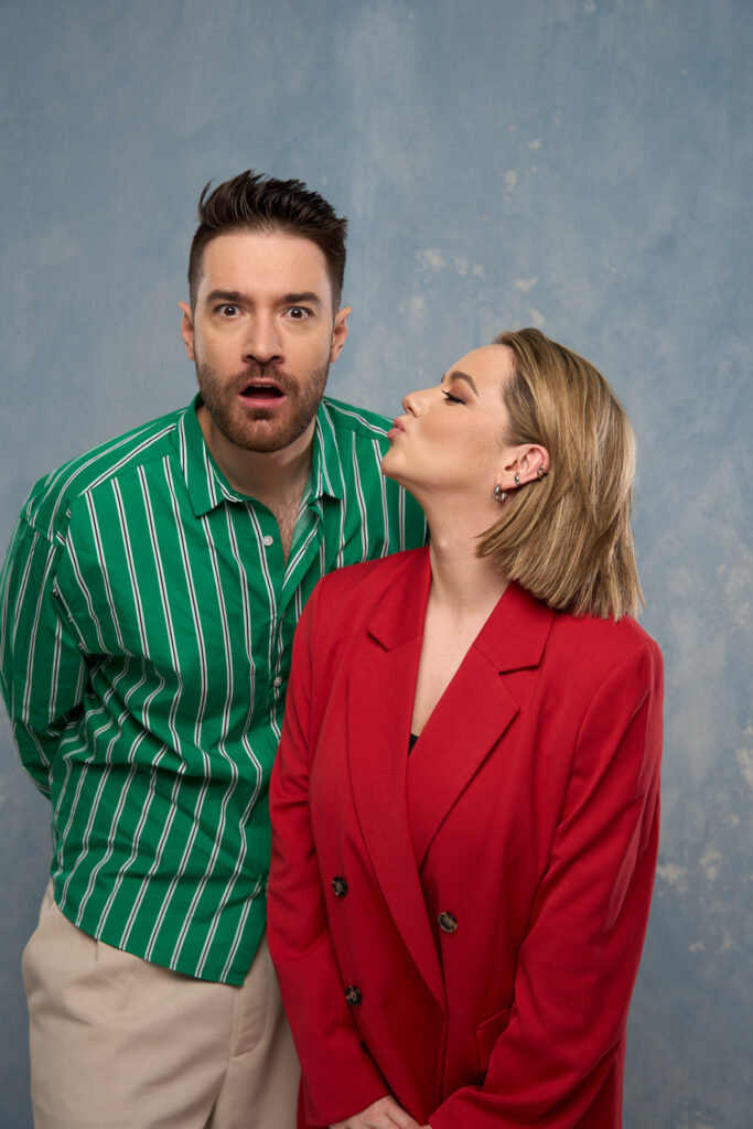 moteris bando pabuciuoti vyra