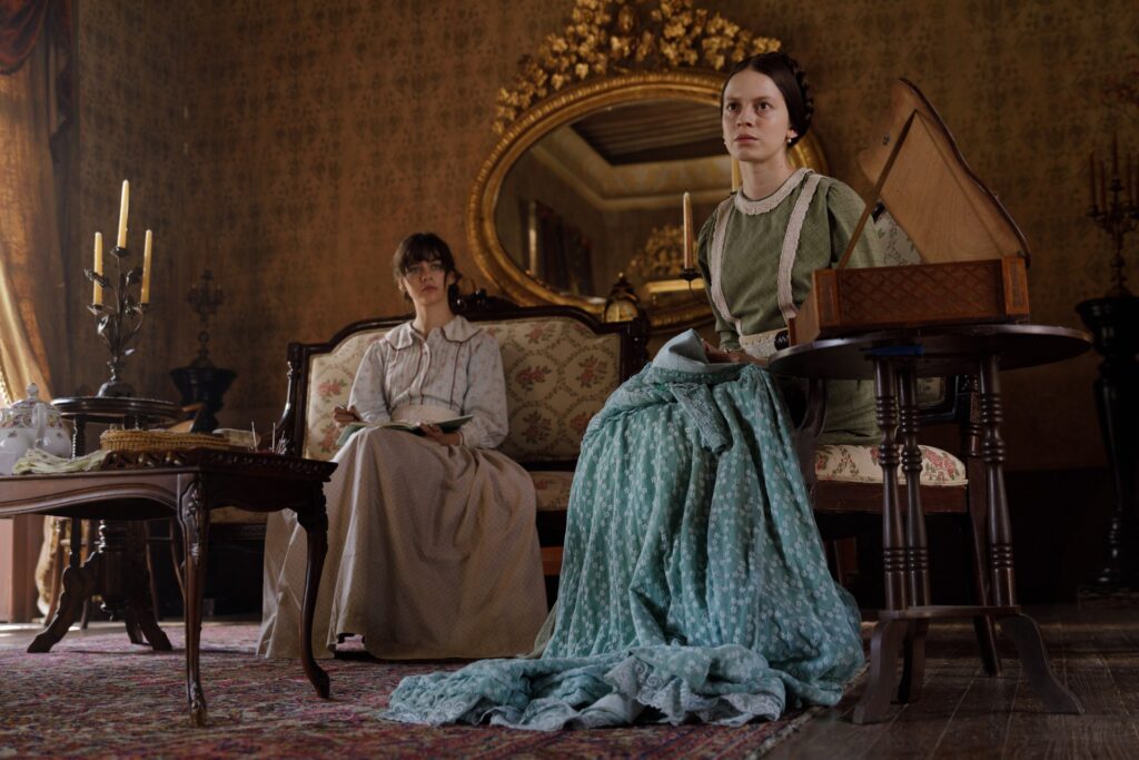 dvi moterys sedi viduraamziu stiliaus kambary