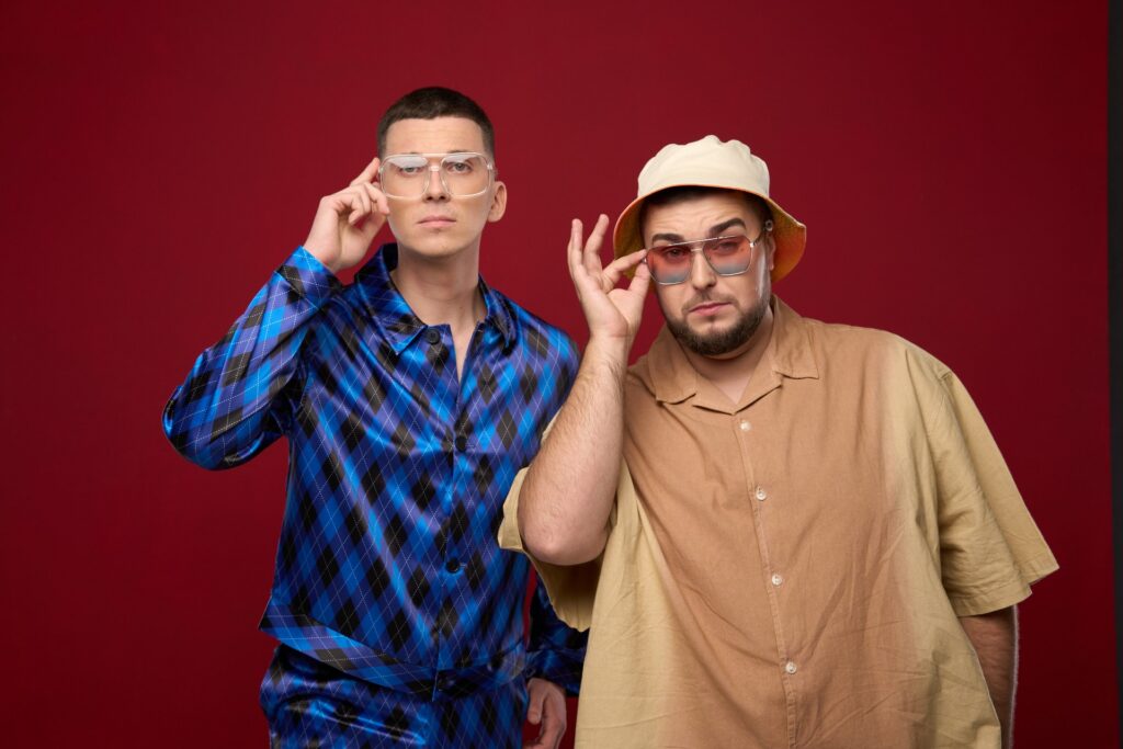 du vyrai raudonam fone