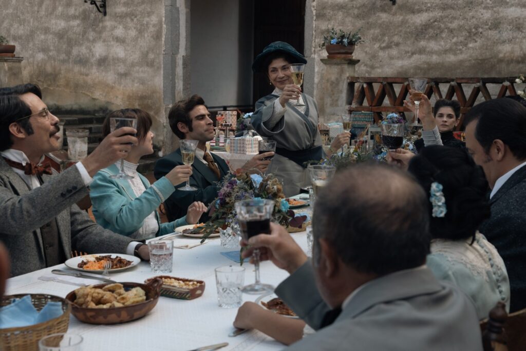 zmones peitauja prie vaisiu stalo