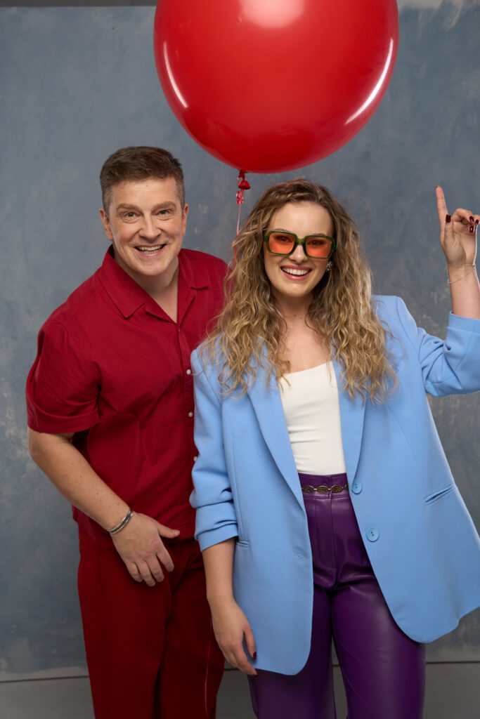 moteris ir vyras su raudonu balionu