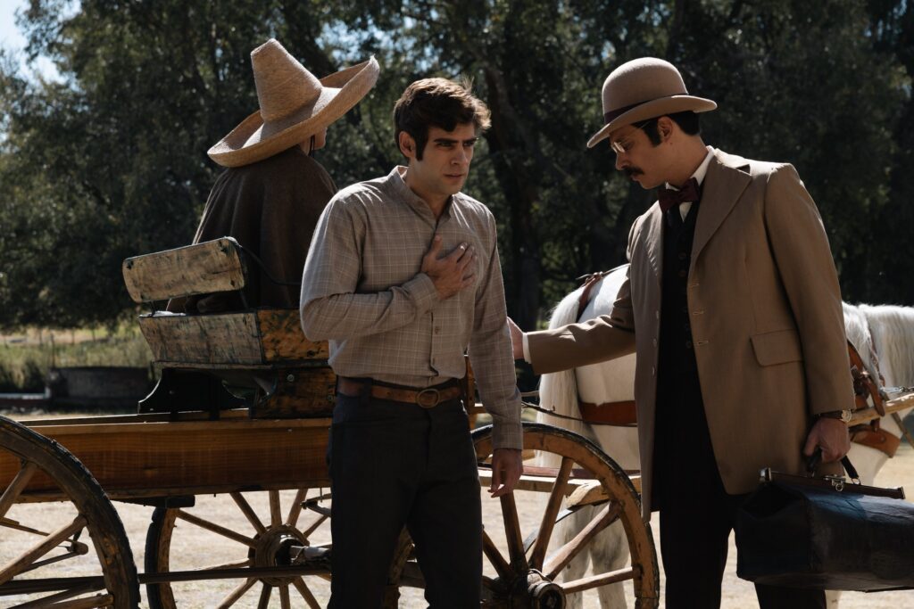 vyras kalba su vyru prie seno vezimo