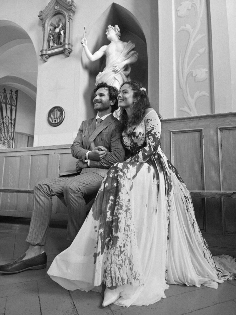 du zmones ruosiasi vestuvems baznycioje