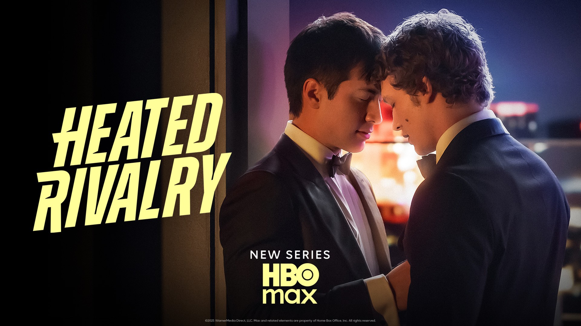 du vyrai susiglaude galvomis apsirenge tamsiai