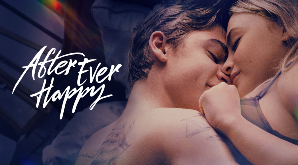 мужчина обнимает женщину в постели