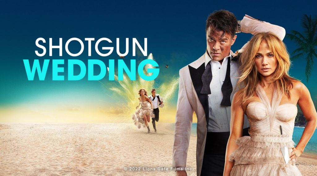 Женщина рядом с мужчиной, они бегут по песку.