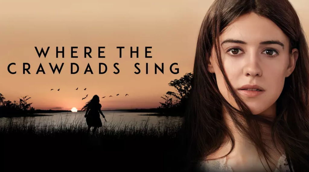 Женщина с карими глазами и волосами, позади неё девочка бежит к озеру.