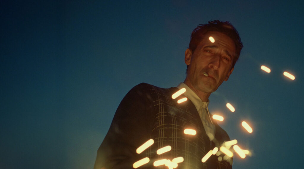 vyras žiūri žemyn ir pro jį praeina šviesa