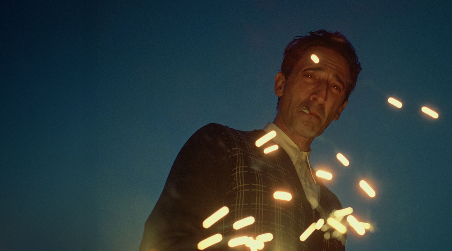 vyras žiūri žemyn ir pro jį praeina šviesa