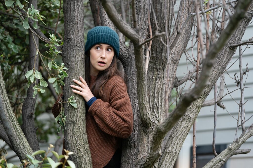 moteris ziuri pro medzio sona