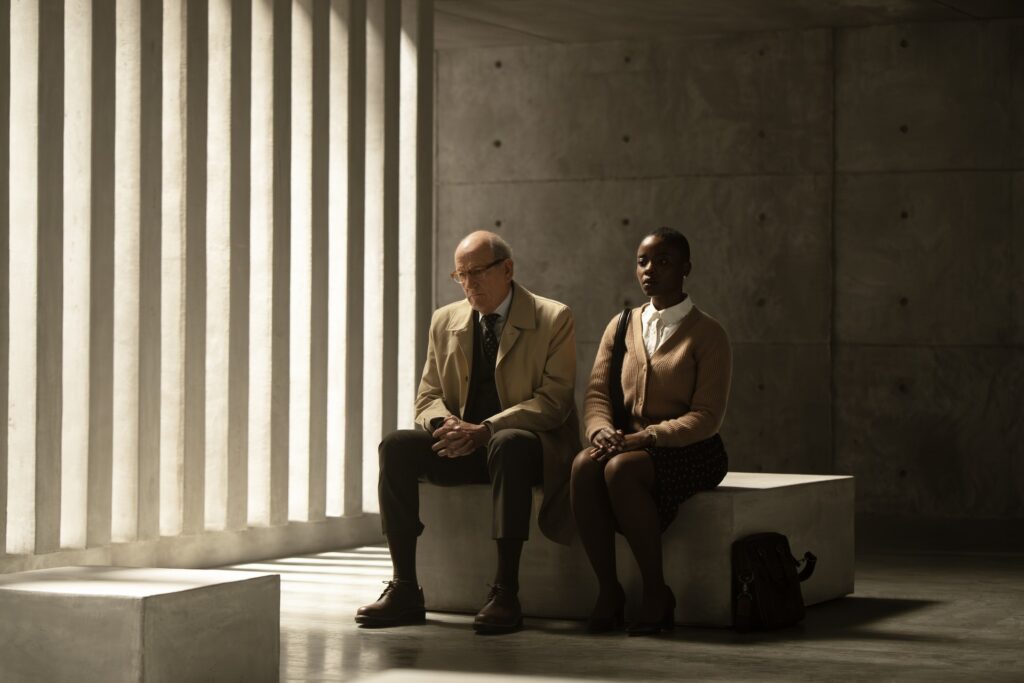 du vyrai sedi ofiso aplinkoje