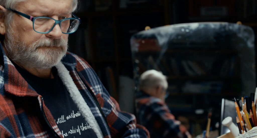 vyras žiūri žemyn