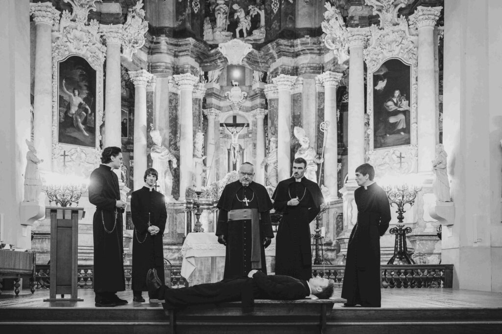 kunigai bažnyčioje juodam baltam fone