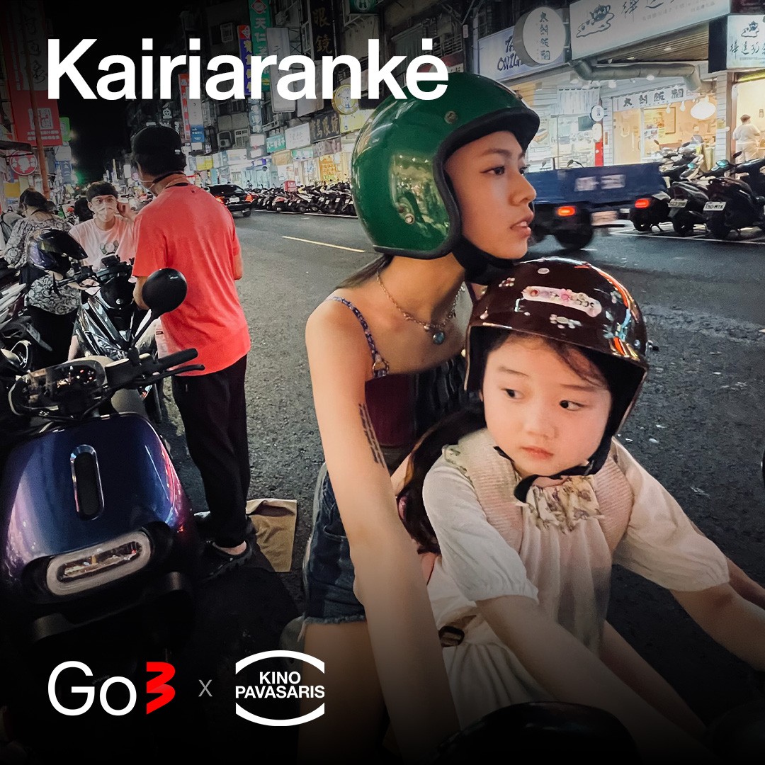 mergaite vaziuoja su moterimi per gatve su motoroleriu