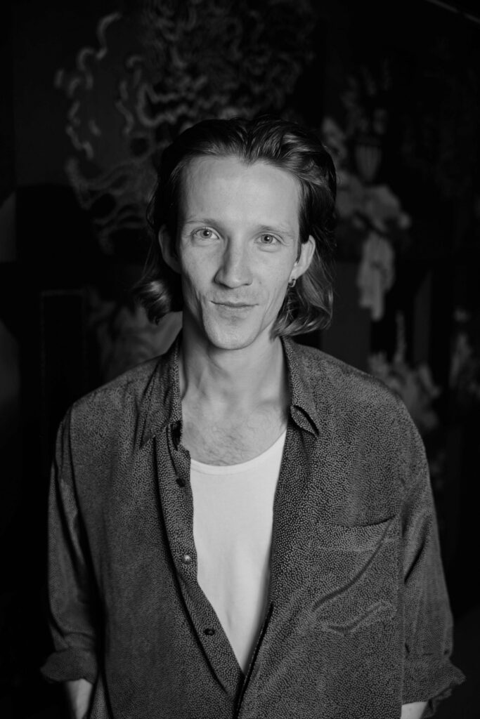 jaunas vyras juodam baltam fone 