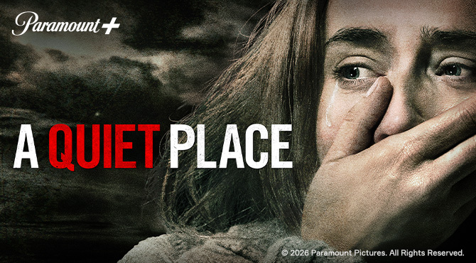 moteris verkia tamsiame fone