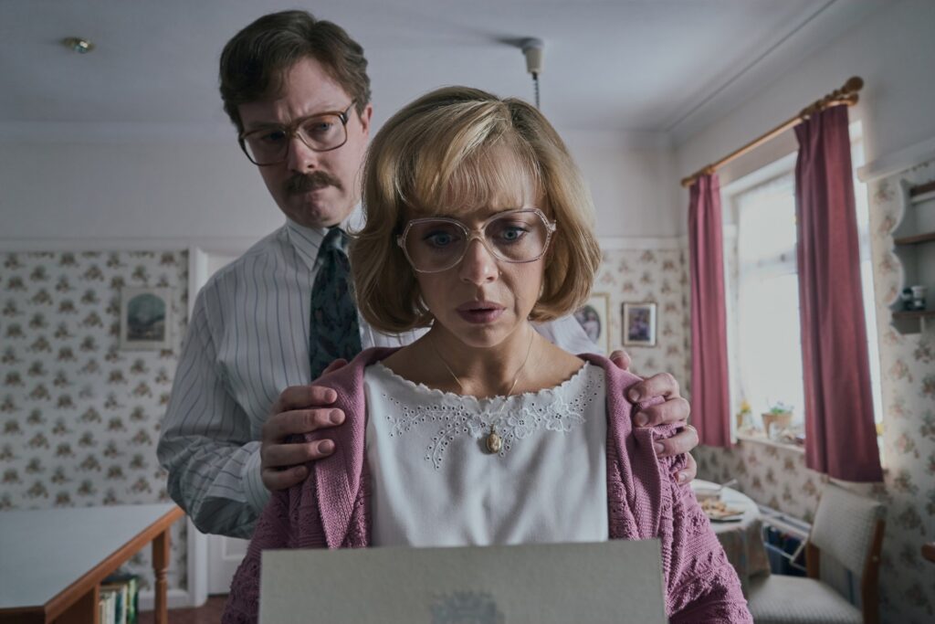 vyras su moterimi skaito laiska