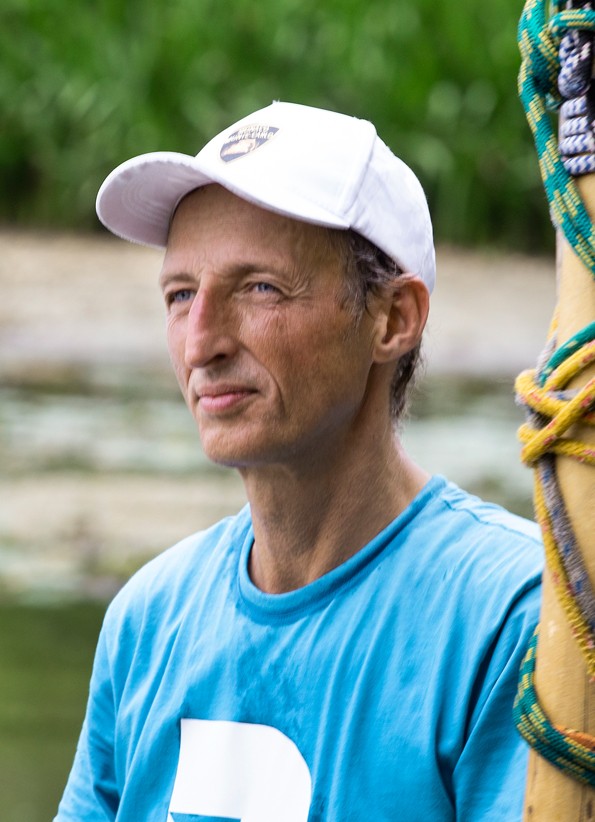 vyras su balta kepure