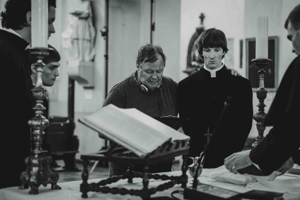 kunigai baltam juodam fone bažnyčioje