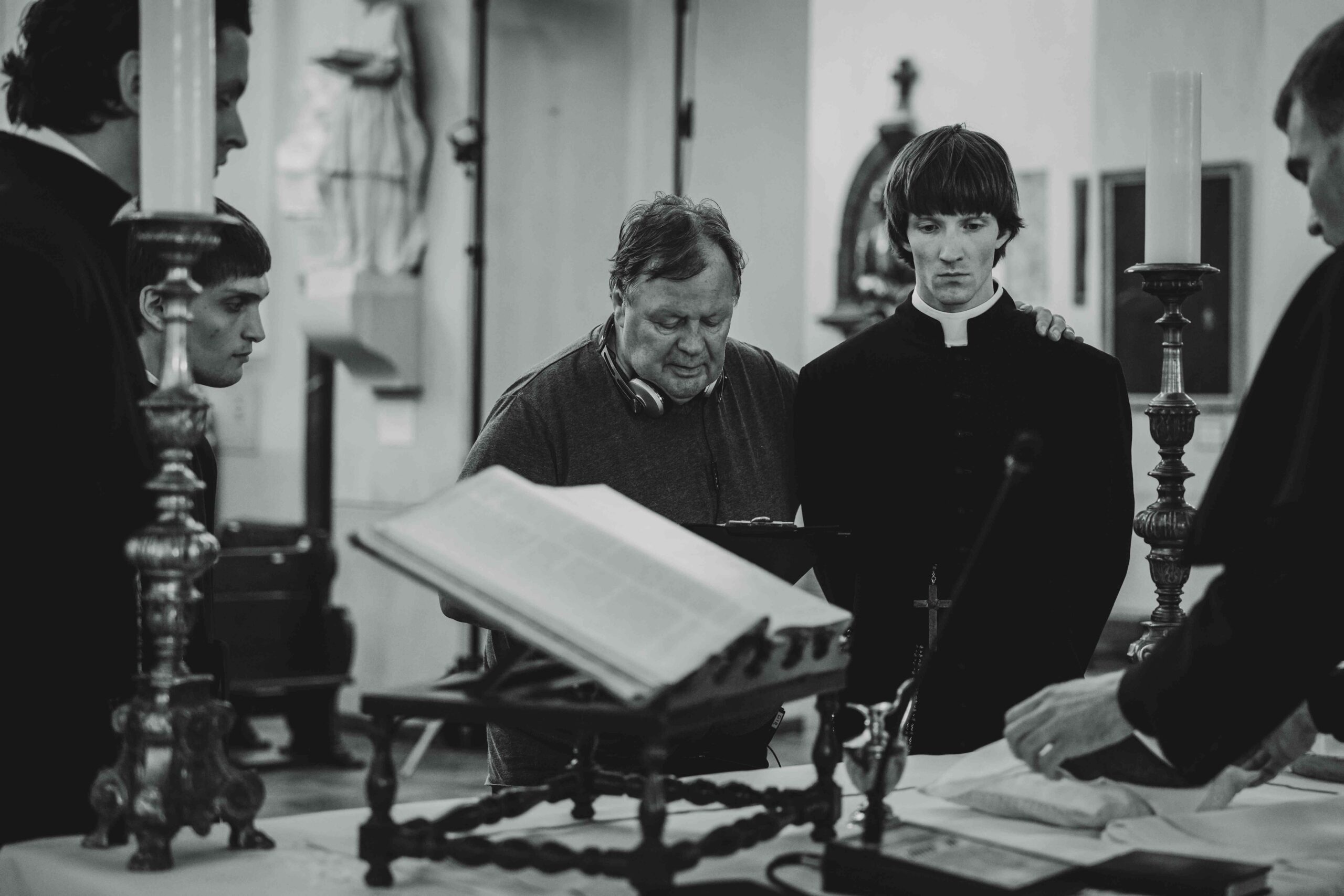 kunigai baltam juodam fone bažnyčioje