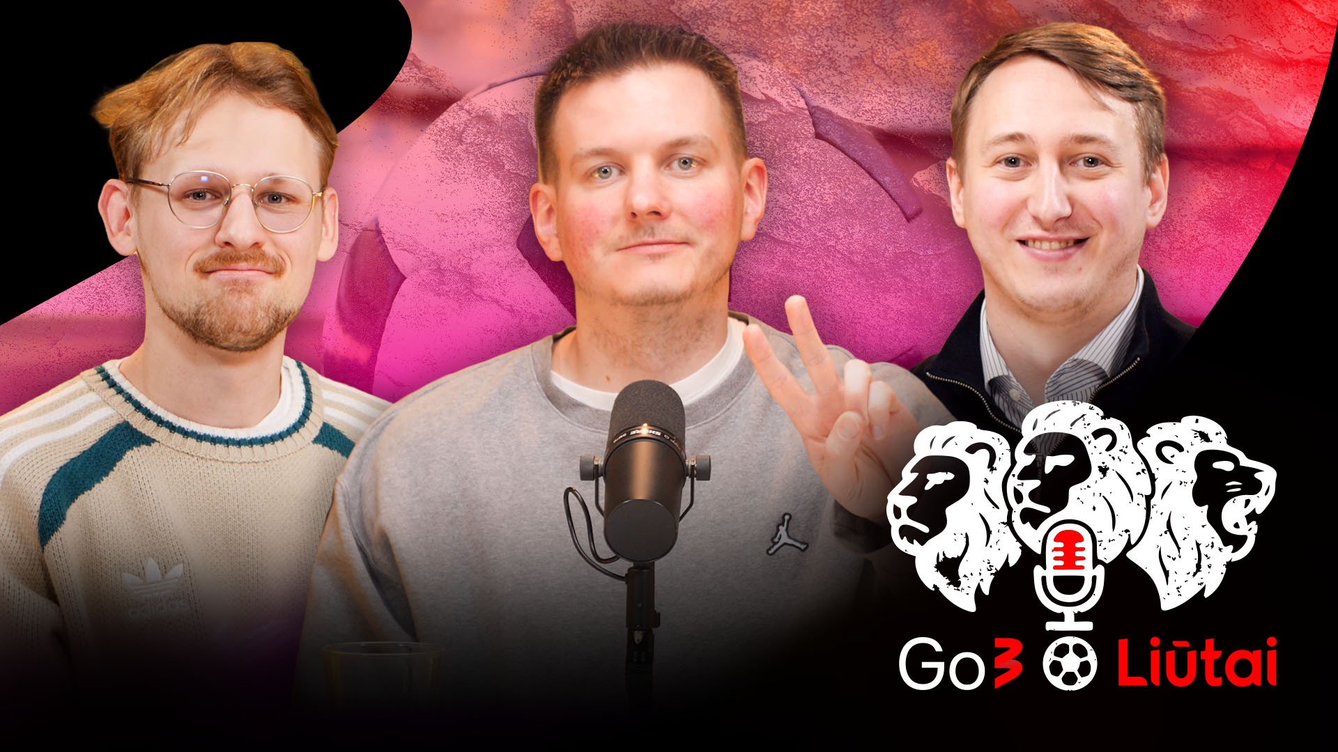 trys vyrai kamuolio fone sypsosi