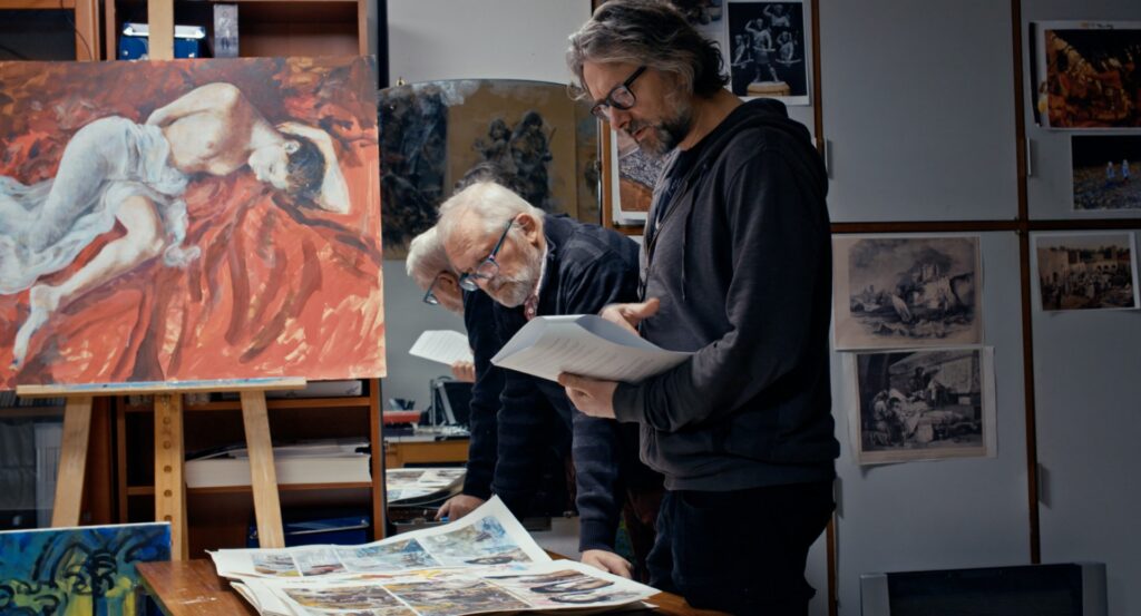 vyras žiūri į piešinius