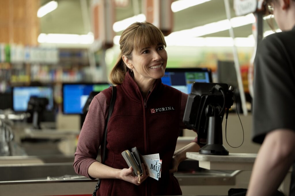 moteris kasininke parduotuveje