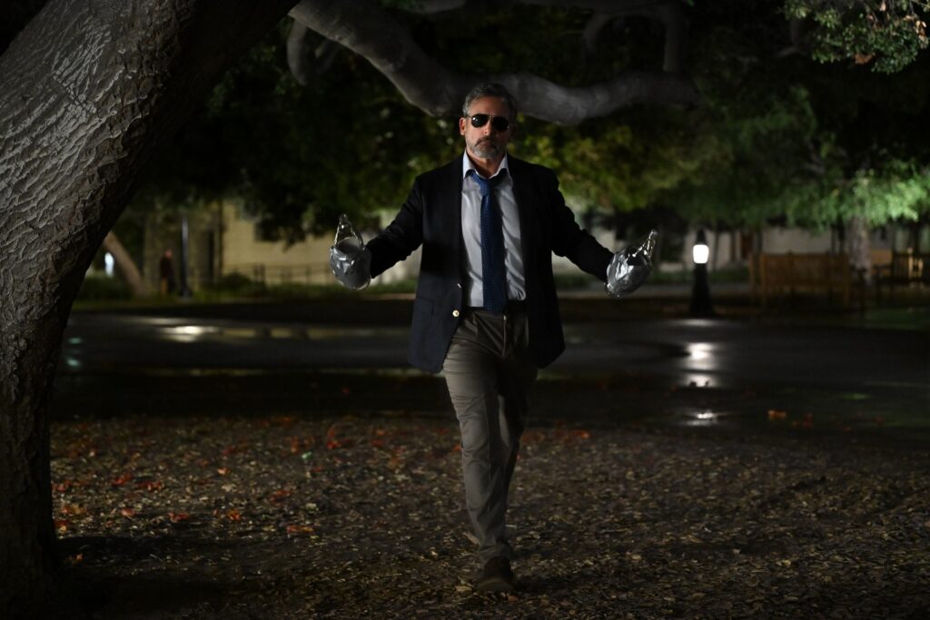 vyras eina su akiniais nakty per medzius ir nesasi du butelius