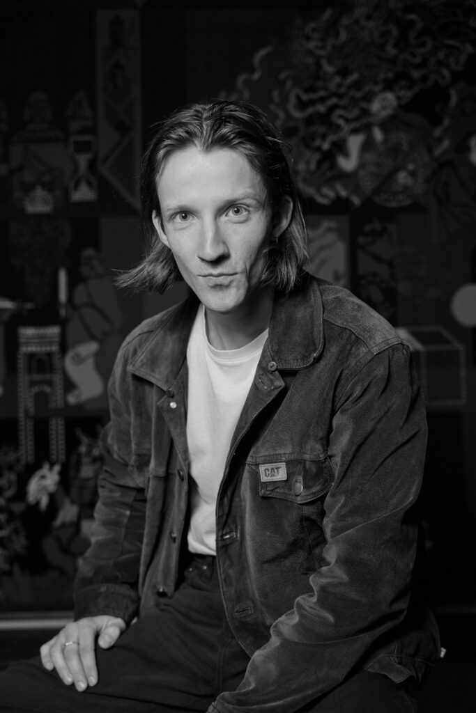 jaunas vyras juodam baltam fone