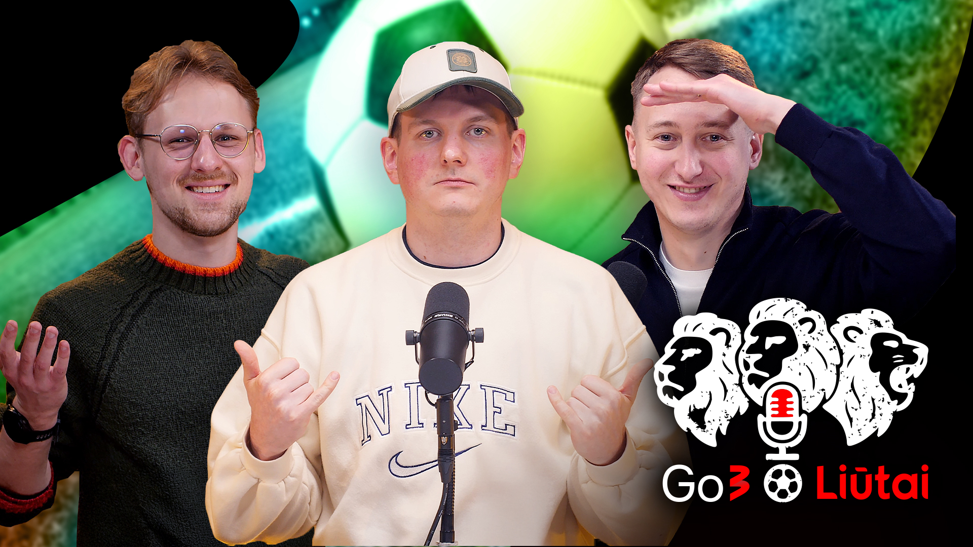 trys vyrai zaliam kamuolio fone sypsosi