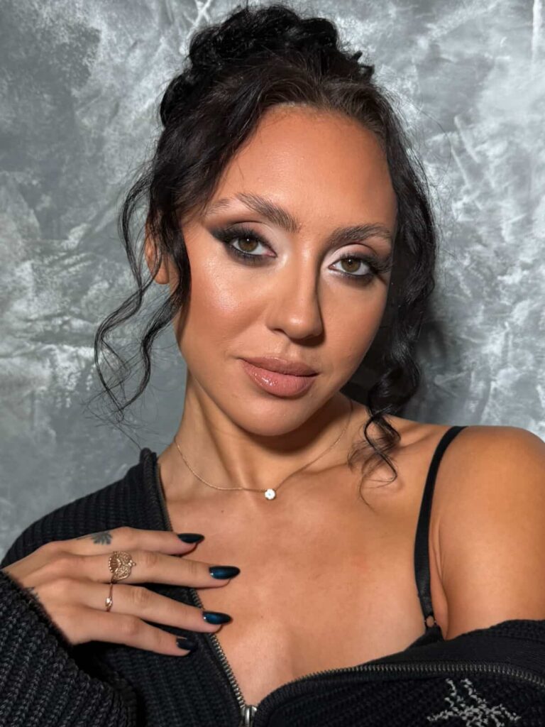 mergina su vakariniu makiazu