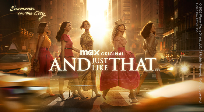 elegantiškos moterys, einančios gatve