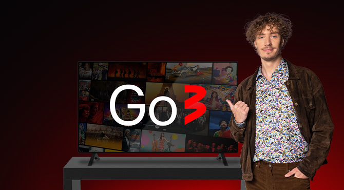 мужчина стоит рядом с телевизором Go3