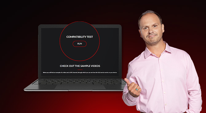 мужчина и ноутбук рядом с ним