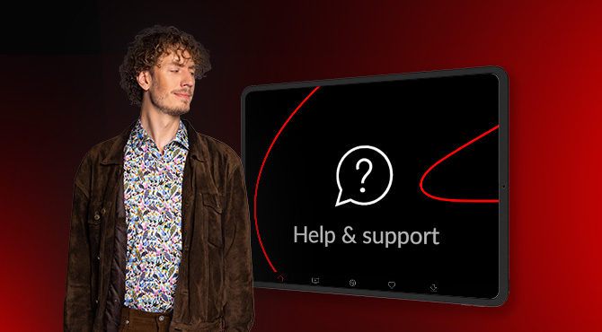 Мужчина смотрит в сторону от надписи «Помощь и поддержка» на экране