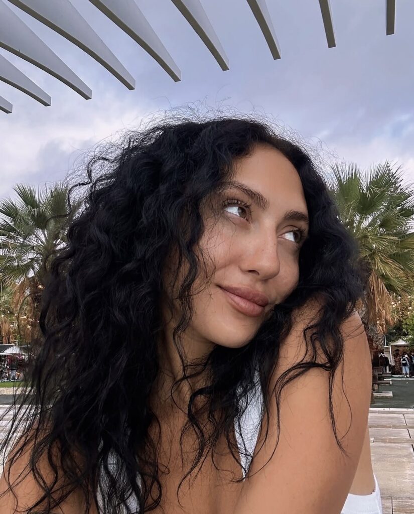 mergina juodais plaukais