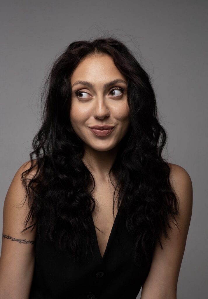 mergina juodais plaukais